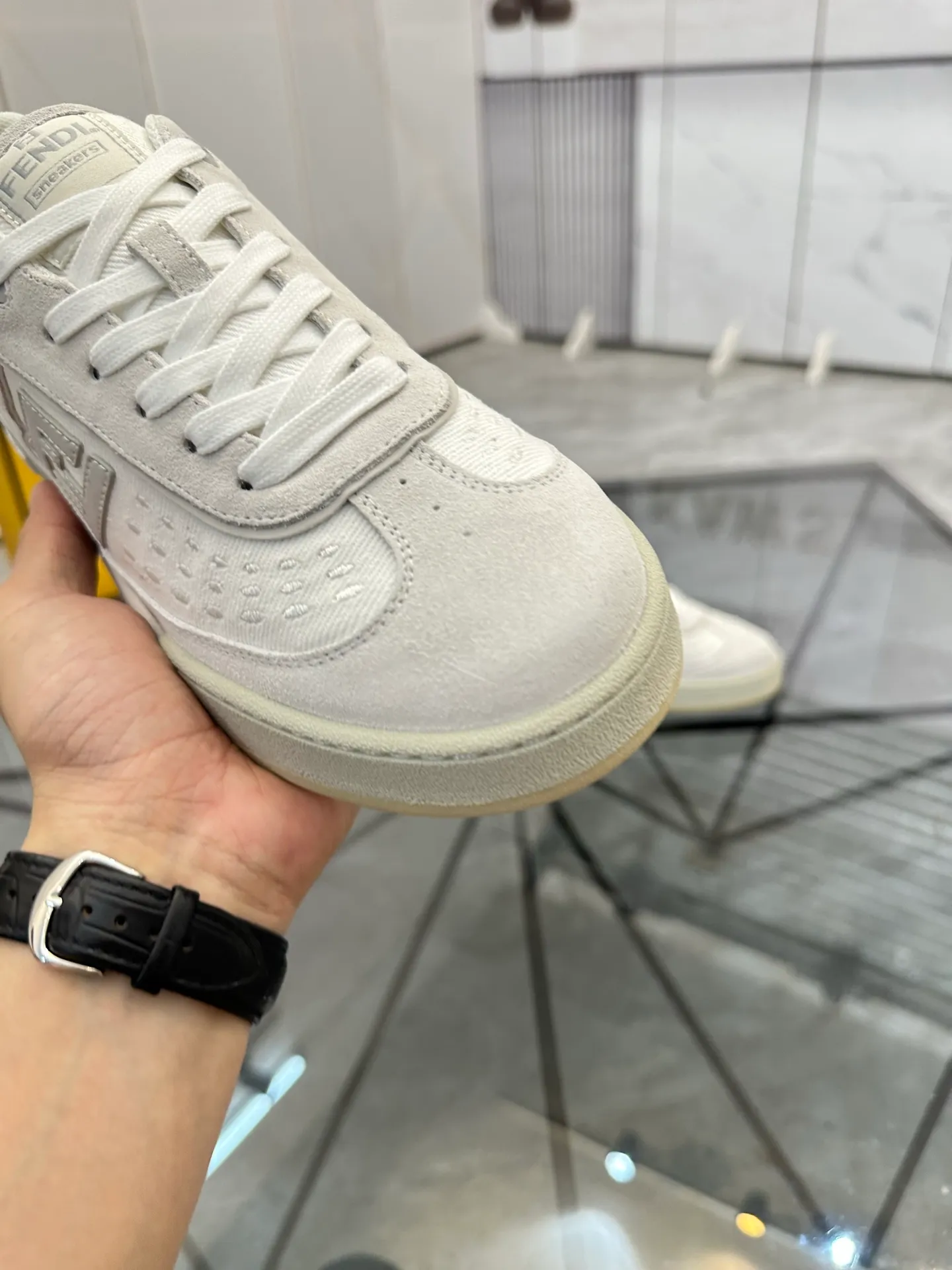 Selling men's shoes 💰: 💰P620¥ Top quality Product trademark: Fendi* "Fendi*" low-top casual shoes Regular size: 35-44 (can be customized to 38.45.46) Product material: imported first-layer nubuck leather upper, breathable lining, original outsole. No.:H208